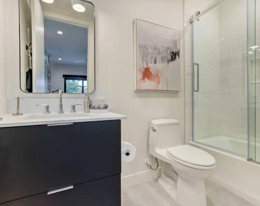 Perfect Friends Escape In Old Town With Pool Access And Roof Deck!